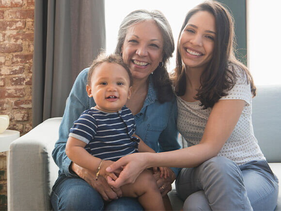 Bebé de 11 meses con su abuela y su mamá