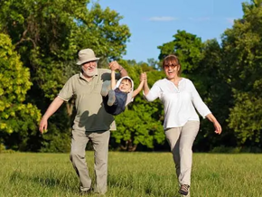 niño divirtiéndose con sus abuelos