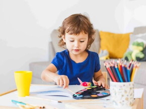 Niño pintando con acuarelas.