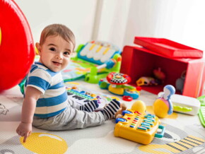  Niño pequeño jugando con juguetes didácticos.