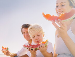 Familia comiendo sandía