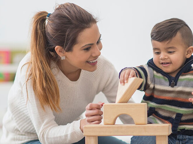 Mamá y bebé jugando con cubos