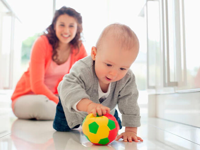 Bebé de 12 meses gateando con su juguete