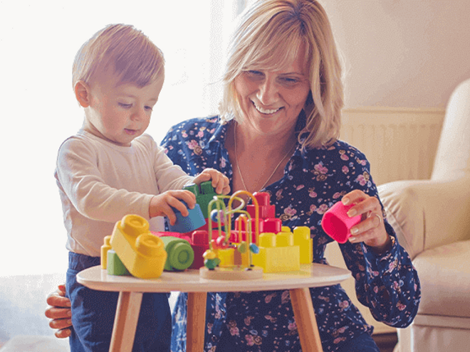 Mamá y bebe jugando con bloques