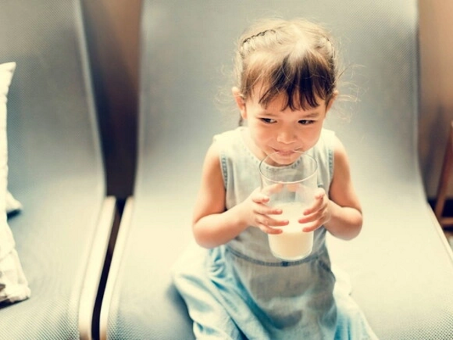 niña tomando leche