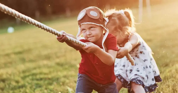 niños realizando actividades físicas al aire libre