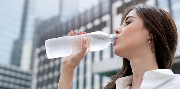 mujer tomando agua