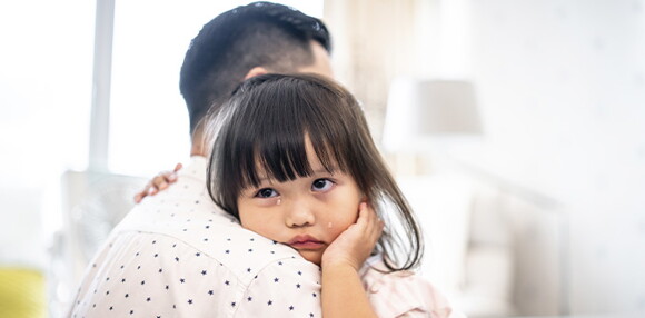 Niña expresando sus emociones al lado de su papá